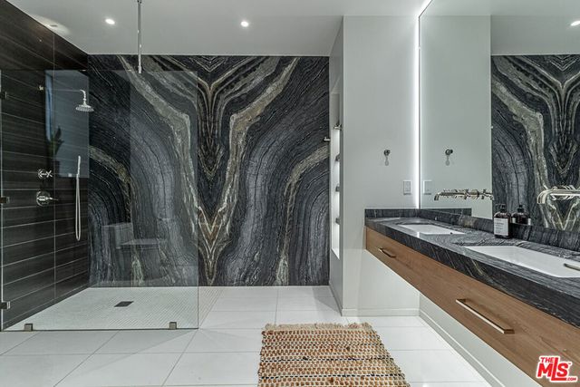 1030 N Kings Road 104, West Hollywood, CA 90069