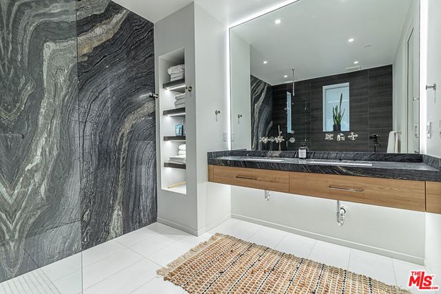 1030 N Kings Road 104, West Hollywood, CA 90069