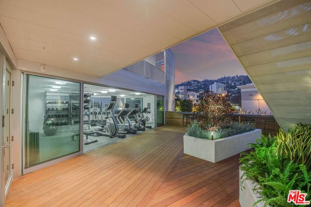 1030 N Kings Road 104, West Hollywood, CA 90069