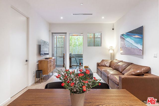 1030 N Kings Road 104, West Hollywood, CA 90069