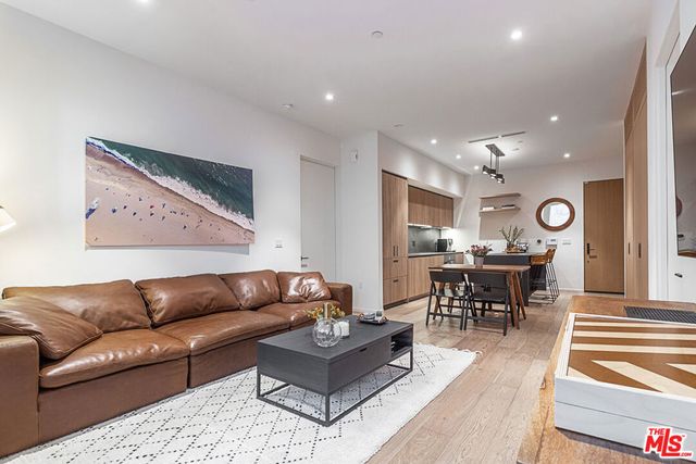 1030 N Kings Road 104, West Hollywood, CA 90069