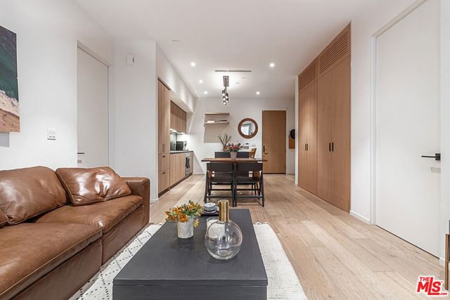 1030 N Kings Road 104, West Hollywood, CA 90069