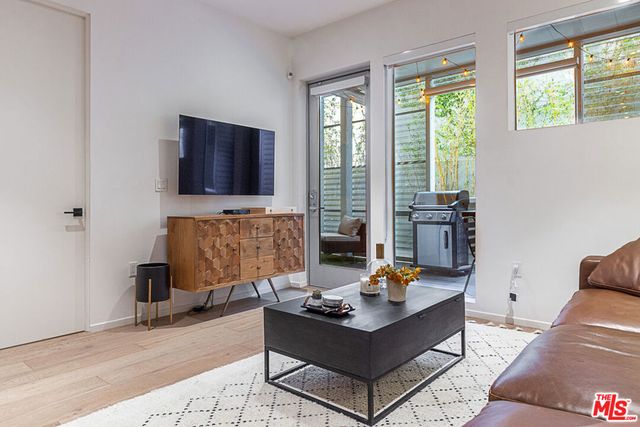 1030 N Kings Road 104, West Hollywood, CA 90069