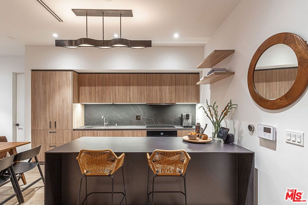 1030 N Kings Road 104, West Hollywood, CA 90069