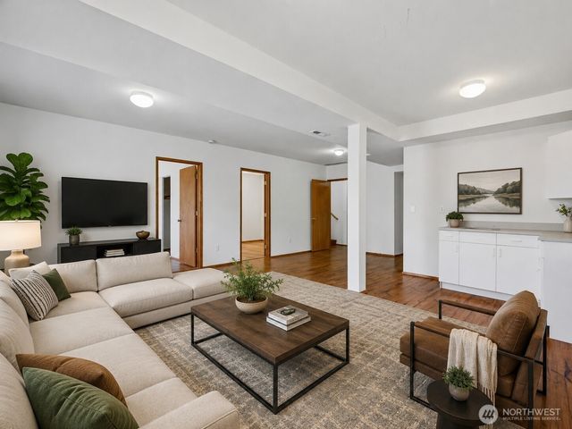 512 N 104th Street, Seattle, WA 98133