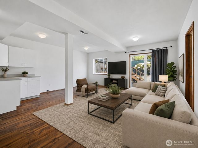 512 N 104th Street, Seattle, WA 98133