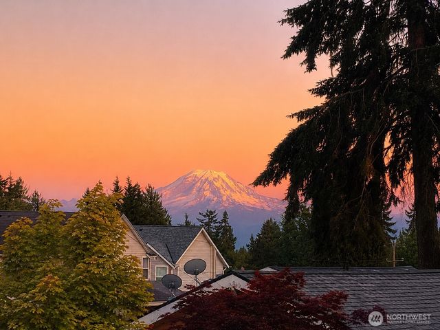 512 N 104th Street, Seattle, WA 98133
