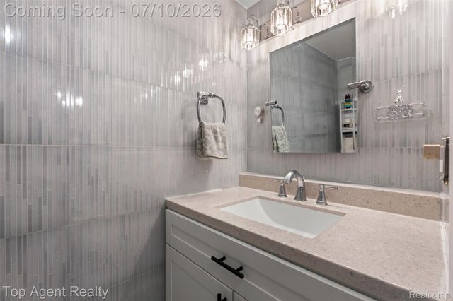 28264 Universal Drive 82, Warren, MI 48092