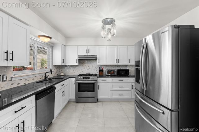 28264 Universal Drive 82, Warren, MI 48092