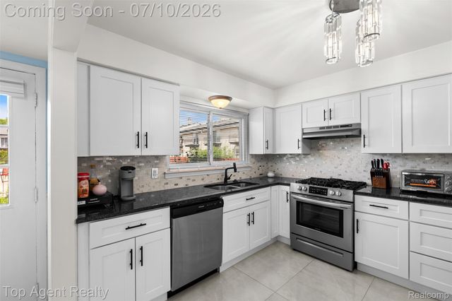 28264 Universal Drive 82, Warren, MI 48092