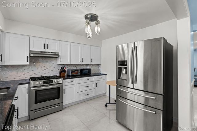28264 Universal Drive 82, Warren, MI 48092