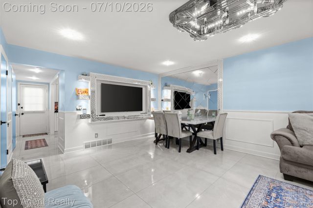 28264 Universal Drive 82, Warren, MI 48092
