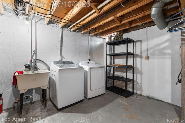 28264 Universal Drive 82, Warren, MI 48092