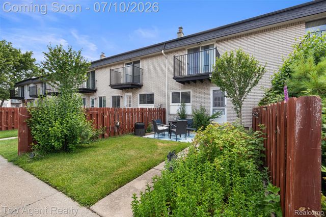 28264 Universal Drive 82, Warren, MI 48092