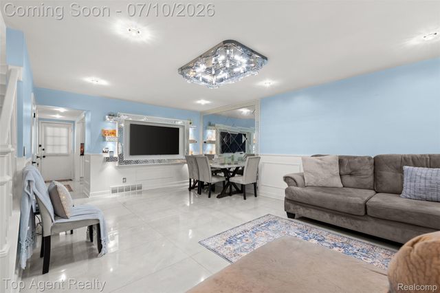28264 Universal Drive 82, Warren, MI 48092