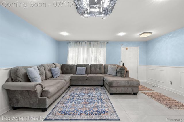 28264 Universal Drive 82, Warren, MI 48092