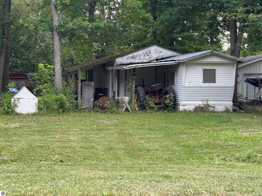 Image 3 of property listing at 7645 Windoga Lake Drive, Weidman, MI 48893