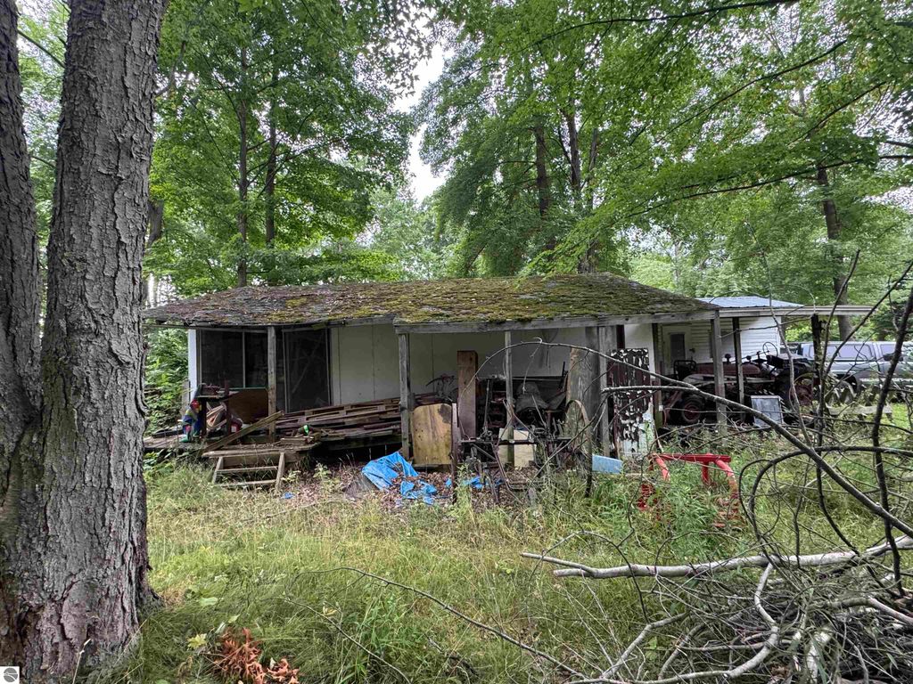 Image 6 of property listing at 7645 Windoga Lake Drive, Weidman, MI 48893