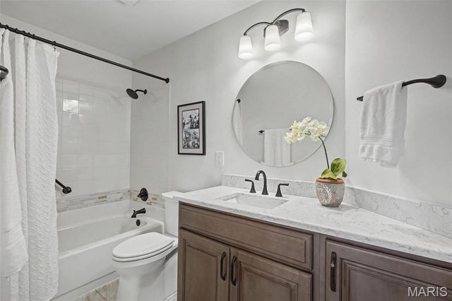 873 Woodside Trails Drive, Ballwin, MO 63021