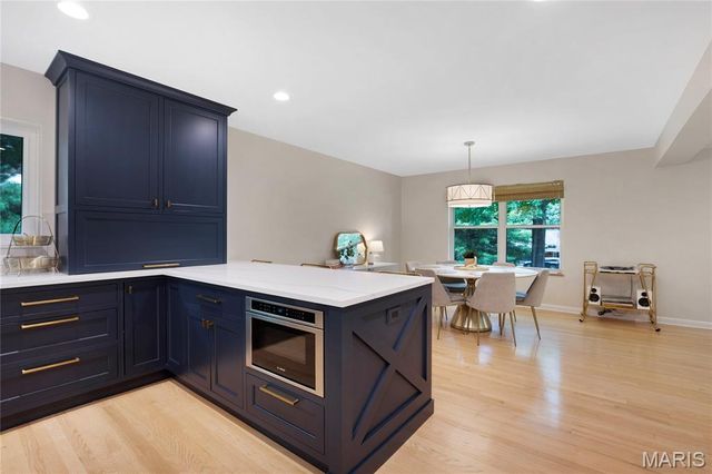 46 Grantwood Lane, Grantwood Village, MO 63123