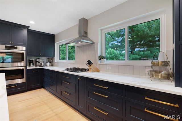 46 Grantwood Lane, Grantwood Village, MO 63123