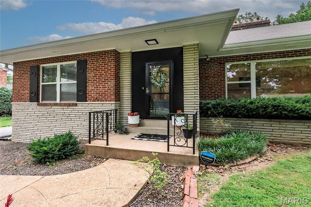 46 Grantwood Lane, Grantwood Village, MO 63123