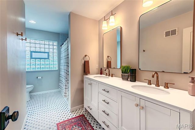 46 Grantwood Lane, Grantwood Village, MO 63123