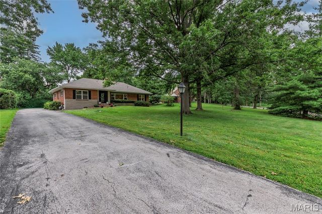 46 Grantwood Lane, Grantwood Village, MO 63123