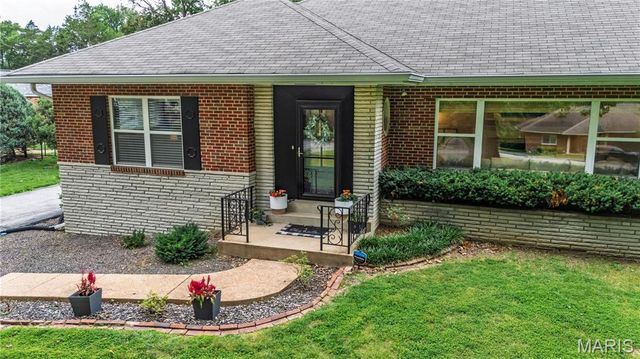 46 Grantwood Lane, Grantwood Village, MO 63123