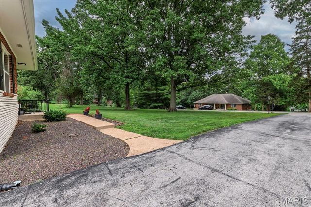 46 Grantwood Lane, Grantwood Village, MO 63123
