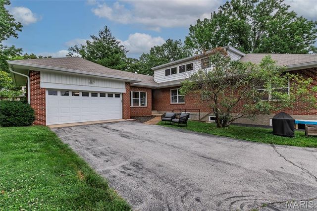 46 Grantwood Lane, Grantwood Village, MO 63123