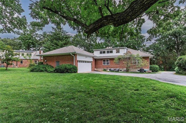 46 Grantwood Lane, Grantwood Village, MO 63123
