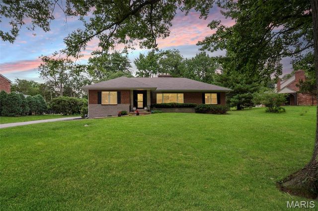 46 Grantwood Lane, Grantwood Village, MO 63123