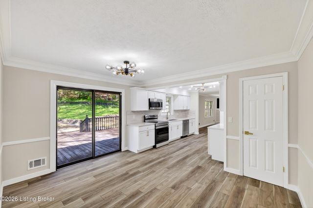 9206 Lakeridge Dr, Louisville, KY 40272