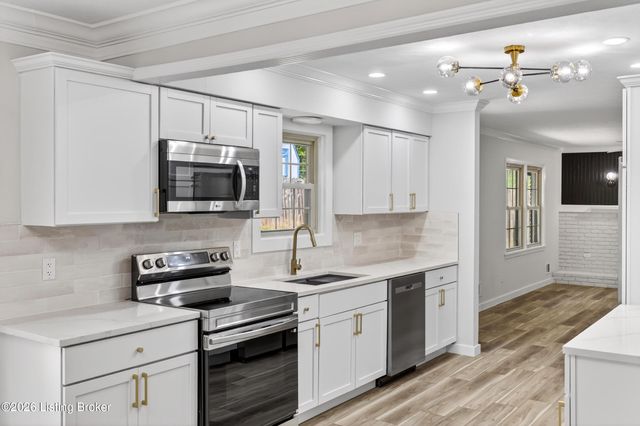 9206 Lakeridge Dr, Louisville, KY 40272