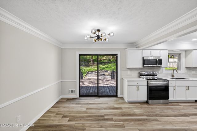 9206 Lakeridge Dr, Louisville, KY 40272