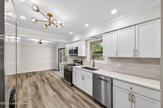 9206 Lakeridge Dr, Louisville, KY 40272