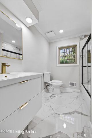 9206 Lakeridge Dr, Louisville, KY 40272