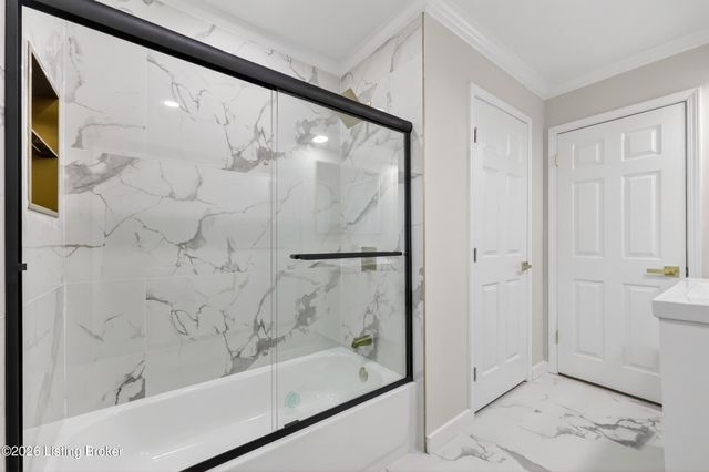 9206 Lakeridge Dr, Louisville, KY 40272