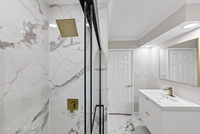 9206 Lakeridge Dr, Louisville, KY 40272