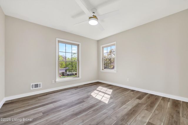 9206 Lakeridge Dr, Louisville, KY 40272