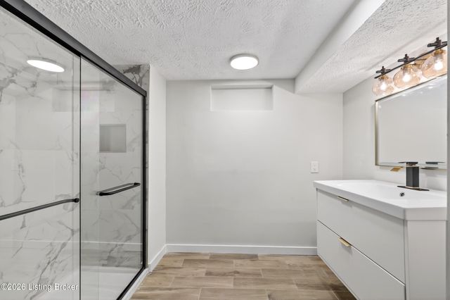 9206 Lakeridge Dr, Louisville, KY 40272