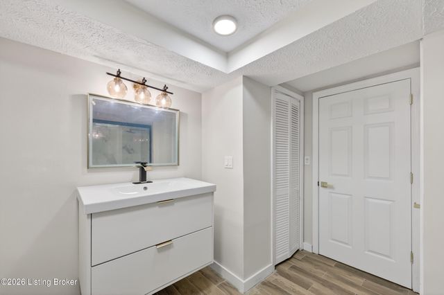 9206 Lakeridge Dr, Louisville, KY 40272