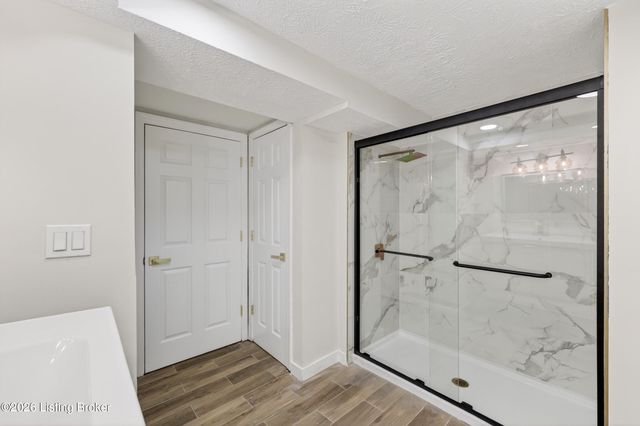 9206 Lakeridge Dr, Louisville, KY 40272