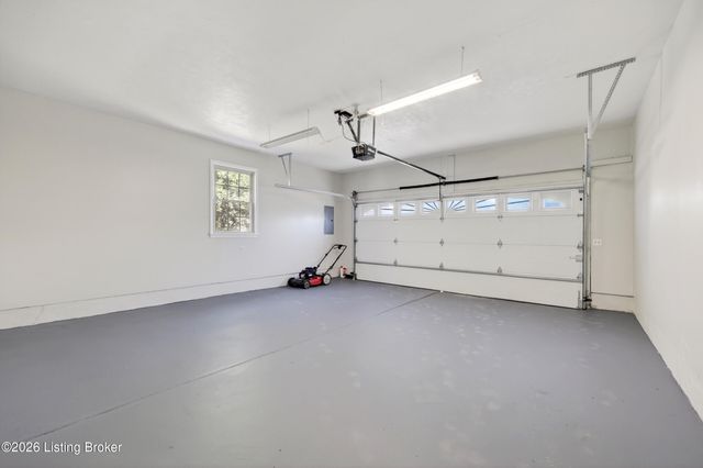 9206 Lakeridge Dr, Louisville, KY 40272