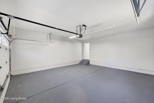 9206 Lakeridge Dr, Louisville, KY 40272