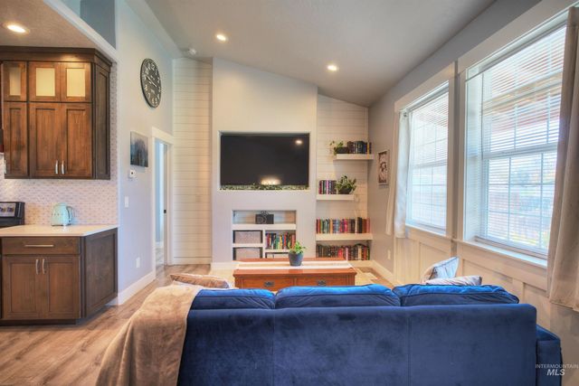 11 6th Street, Middleton, ID 83644