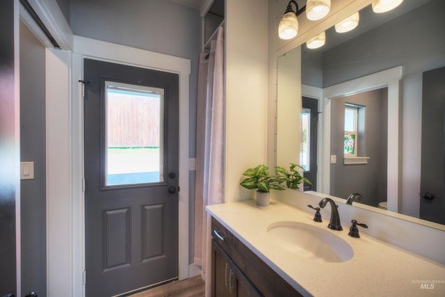 11 6th Street, Middleton, ID 83644