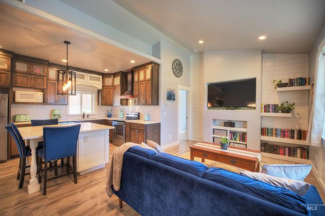 11 6th Street, Middleton, ID 83644