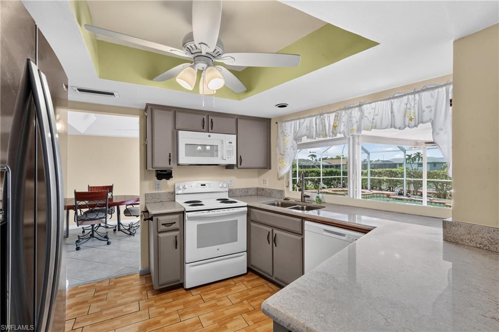 Image 13 of property listing at 102 SE 38th TER, Cape Coral, FL 33904